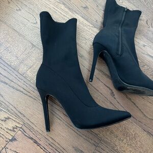 Fashion Nova Heeled Boots size 8 like new